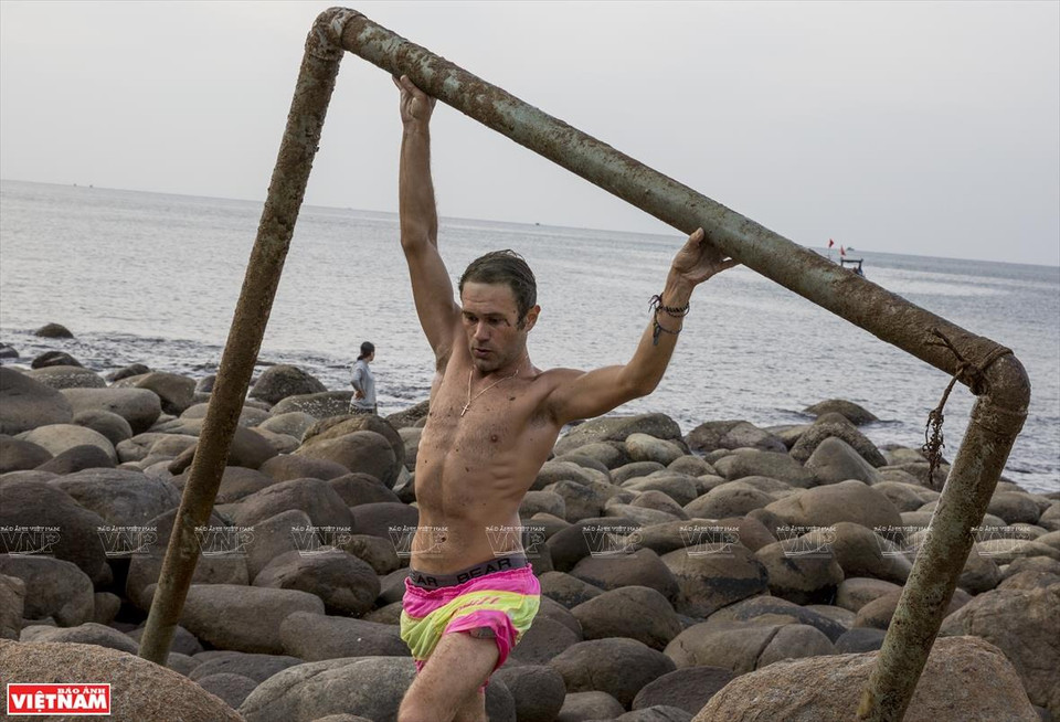 South African tourist Callan Meyer joins Vietnamese youngsters in cleaning up the beach (Photo: VNA)