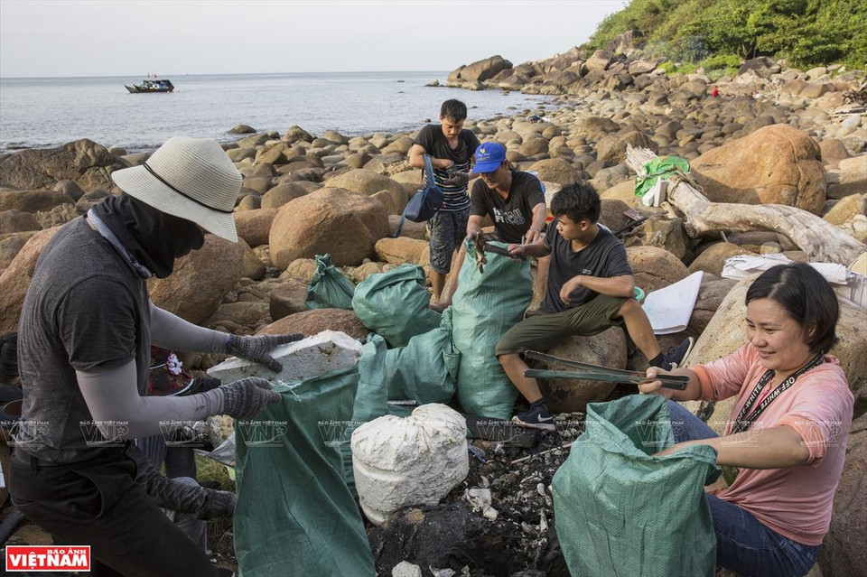Plastic waste is picked up and put into large bags (Photo: VNA)