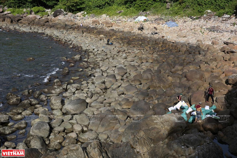 Da Den beach gains back its pristine beauty after being cleaned up by young environmental advocates (Photo: VNA)