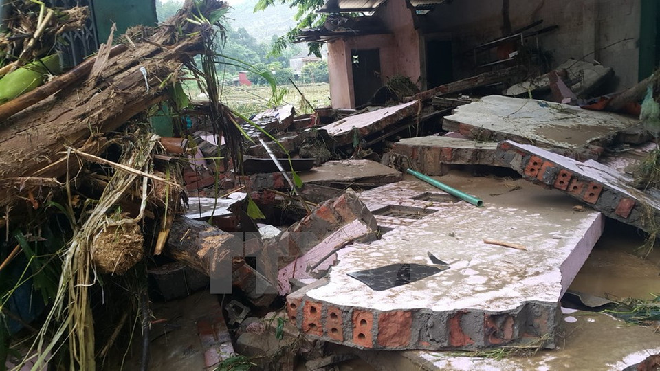 The flood collapsed many houses (Source: VNA)