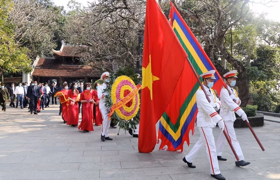 A ceremony to offer incense to pay tribute to Hung Kings – the great forefathers of Vietnam at Kinh Thien Temple on top of Nghia Linh mountain within the historical relic site of Hung Kings’ Temple in Phu Tho province takes place with the attendance of Phu Tho provincial leaders, February 11, 2021 (the last day of the 2020 Lunar New Year) (Photo: VNP/VNA)