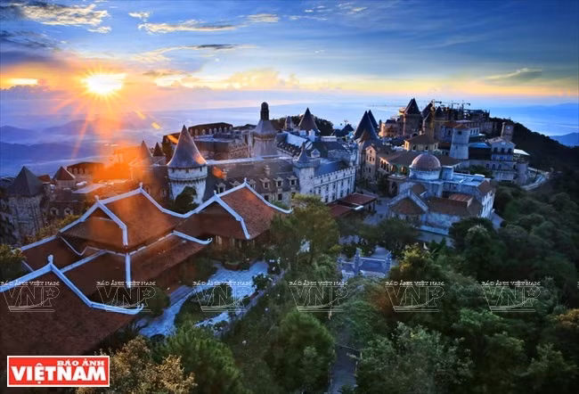 From Bell Palace, tourists can see the whole French village in clouds. (Photo: VNP/VNA)