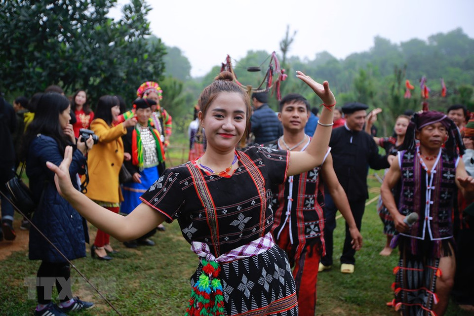 Ta Oi ethnic people perform traditional dances at the festival (Photo:VNA)
