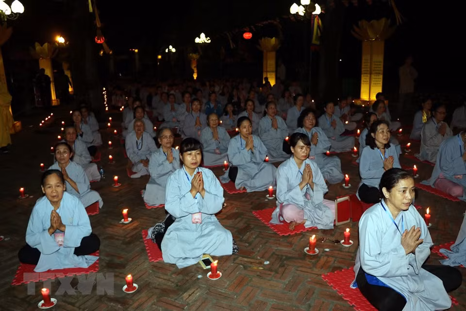 Thousands of Buddhist followers and people participate in the ritual (Photo:VNA)