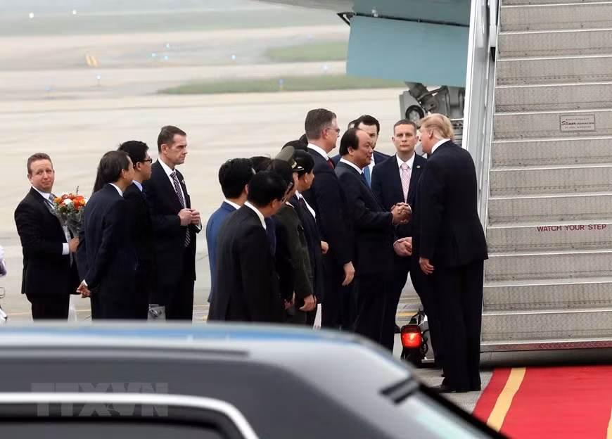 Vietnamese officials bid farewell to President Donald Trump at Noi Bai International Airport (Photo: VNA)