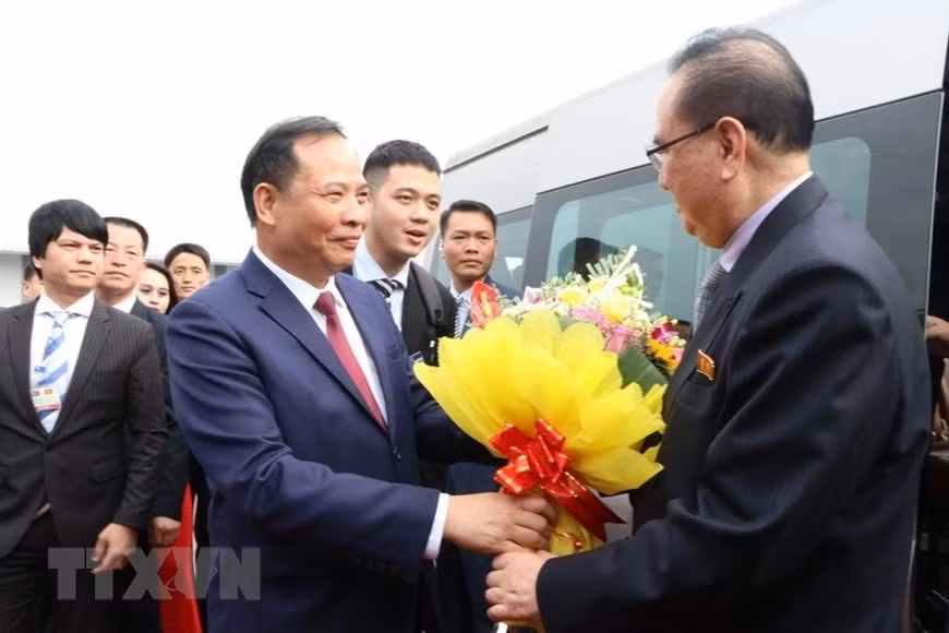 They are welcomed by Secretary of the Hai Duong Party Committee Nguyen Manh Hien (Photo: VNA)