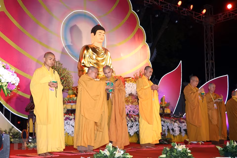 The festival commemorates the 683rd death anniversary of the Venerable Huyen Quang, one of the first three patriarchs of Truc Lam Zen Buddhism (besides King Tran Nhan Tong and Phap Loa) (Photo:VNA)