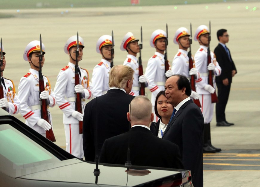 Minister, Chairman of the Government Office Mai Tien Dung and Vietnamese officials bid farewell to President Donald Trump (Photo: VNA)