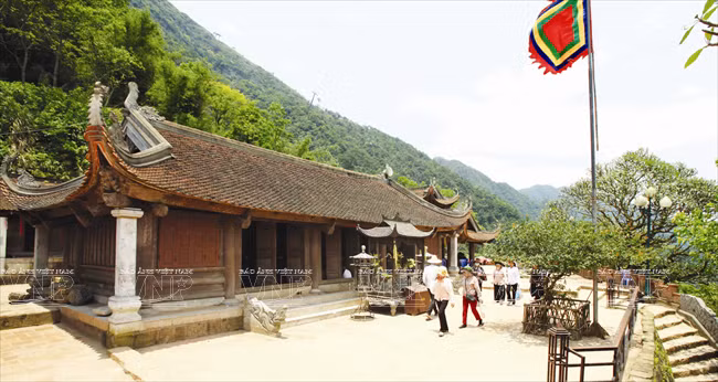  Hoa Yen Pagoda built in the Ly Dynasty (11th century) is the main one in the system of pagodas in Yen Tu (Photo: VNA)