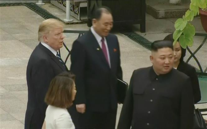  US President Donald Trump and DPRK Chairman Kim Jong Un take stroll around Metropole hotel (Photo: VNA)