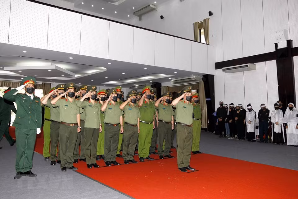 A delegation of the Public Security Ministry led by Senior Lieutenant General Nguyen Van Thanh, Deputy Minister of Public Security pays, last respect to Deputy Prime Minister Truong Vinh Trong (Photo: VNA)