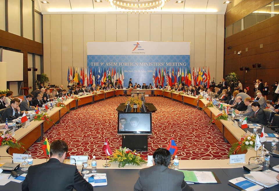 A meeting to discuss cooperation in response to financial crisis takes place in the framework of the ninth ASEM Foreign Ministers’ Meeting, Hanoi, May 25, 2009. (Photo: VNA)