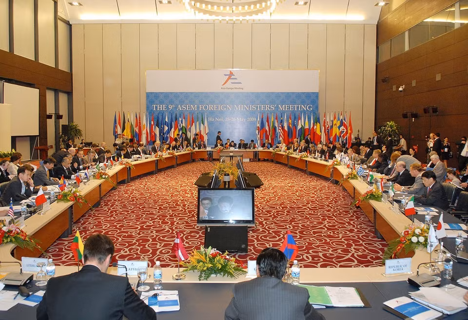 A meeting to discuss cooperation in response to financial crisis takes place in the framework of the ninth ASEM Foreign Ministers’ Meeting, Hanoi, May 25, 2009. (Photo: VNA)