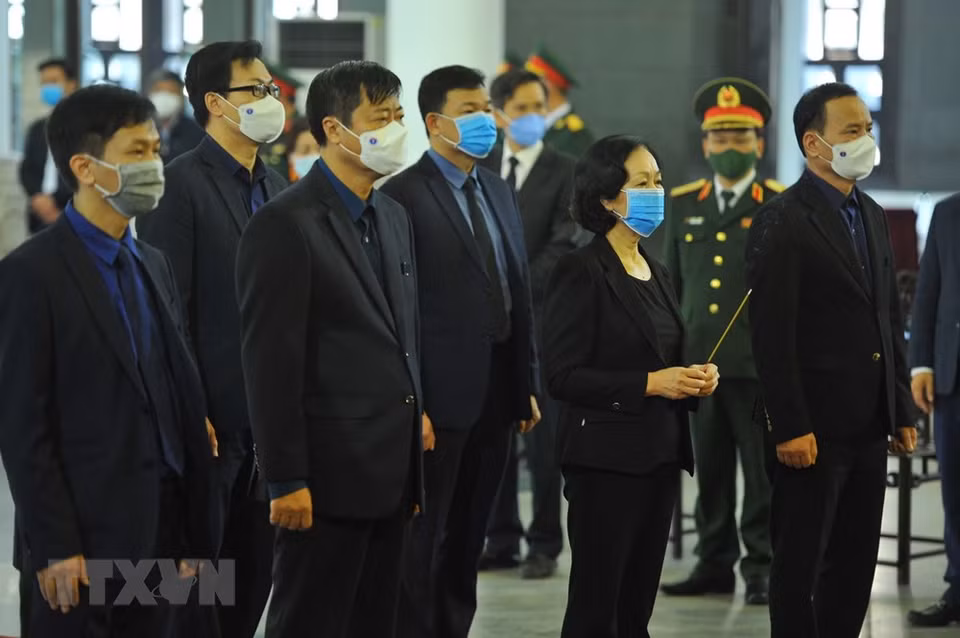 A delegation of the Party Central Committee’s Commission for Mass Mobilisation, led by politburo member and head of the commission Truong Thi Mai, pays last tribute to former Deputy Prime Minister Truong Vinh Trong (Photo: VNA) 
