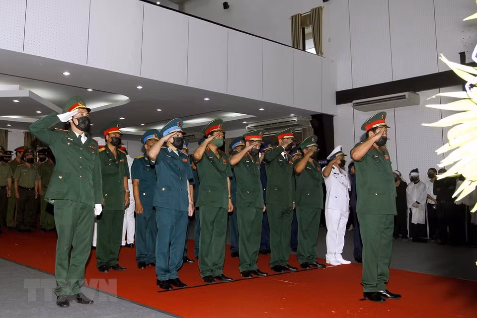 A delegation of the Defence Ministry, led by Senior Lieutenant General Vo Minh Luong, Deputy Defence Minister, pays last tribute to former Deputy Prime Minister Truong Vinh Trong (Photo: VNA) 