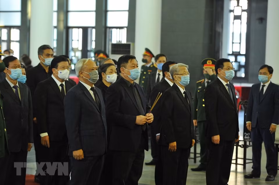 Leaders and former leaders of the Party and State pay last respect to former Deputy Prime Minister Truong Vinh Trong (Photo: VNA)