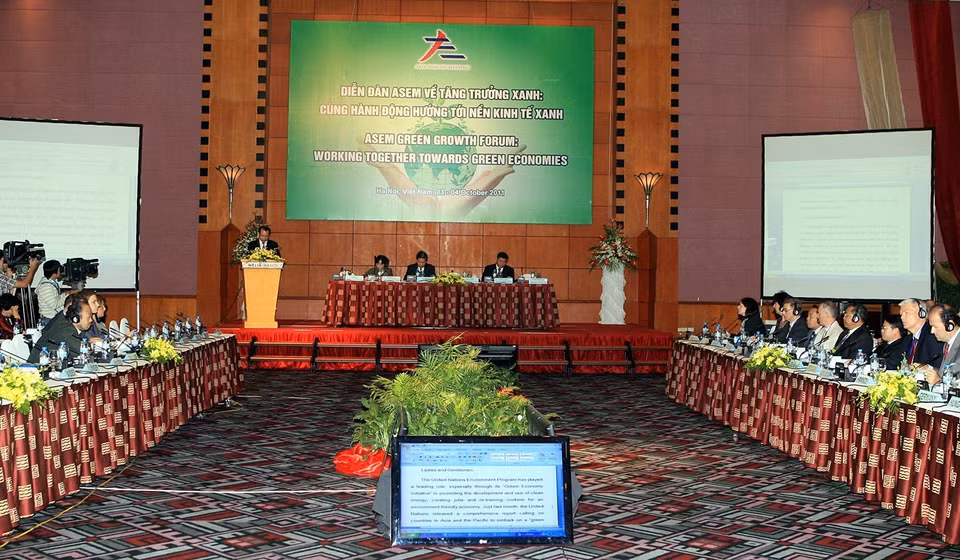 180 delegates and speakers from ASEM member states and international organization take part in the ASEM Green Growth Forum, themed ‘Working together towards green economies,’ Hanoi, October 3, 2011. (Photo: VNA) 