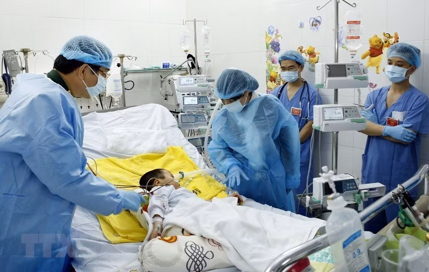 Minister of Health Nguyen Thi Kim Tien visits patient Ly Chuong Binh (Ha Giang), a lung recipient from living donors. Binh’s surgery is the first successful lung transplant from a living donor in Vietnam, 2017. (Photo: VNA)