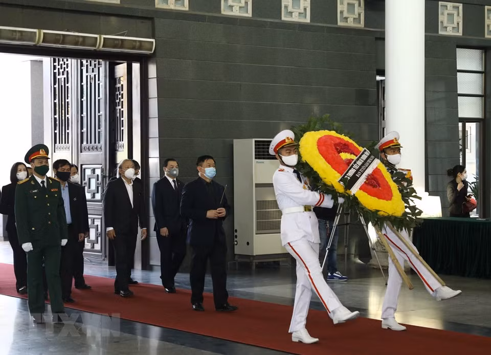 A delegation of the Party Central Committee’s Commission for Popularisation and Education, led by Nguyen Trong Nghia, Secretary of the Party Central Committee and Chairman of the commission, pays last respect to former Deputy Prime Mininister Truong Vinh Trong (Photo: VNA)