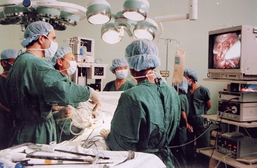 Professors and physicians from Hospital Center Universitaire De Liege (Belgium) and physicians from 115 People's Hospital (Ho Chi Minh City) perform kidney laparoscopy on living donor, 2004. (Photo: VNA)