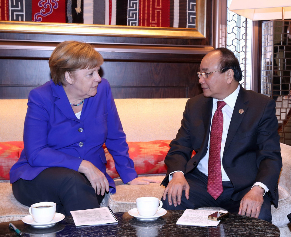 Prime Minister Nguyen Xuan Phuc meets German Chancellor Angela Merkel on the sidelines of the 11th ASEM Summit, Ulan Bator, Mongolia, July 15, 2016. (Photo: VNA)