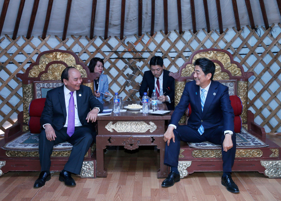 Prime Minister Nguyen Xuan Phuc meets Japanese Prime Minister Abe Shinzo in the framework of the 11th ASEM Summit, Ulan Bator, Mongolia, July 15, 2016. (Photo: VNA)