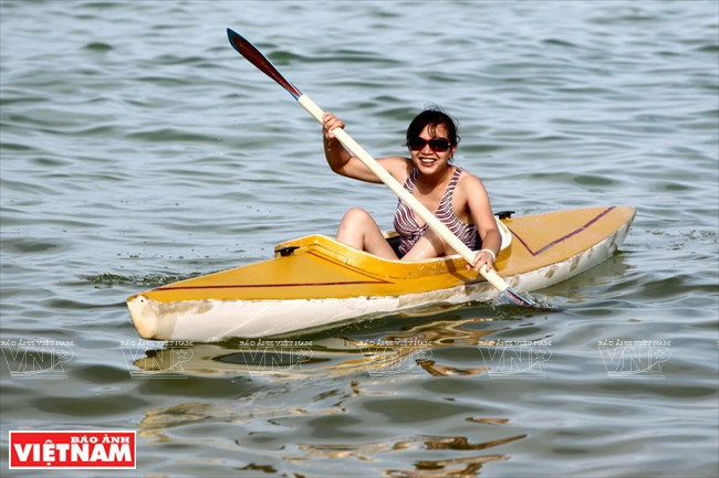 Tourists can take part in water activities services for about 100,000VND (5USD) per hour (Photo: VNA)