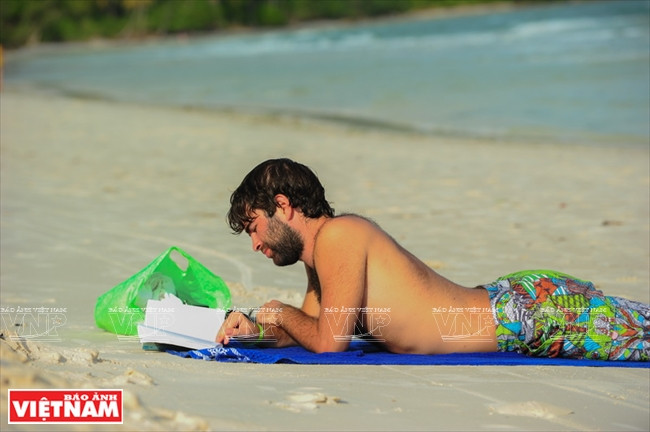 A perfect place for sun bathing (Photo: VNA)
