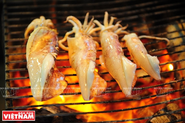 Local seafood is freshly cooked (Photo: VNA)