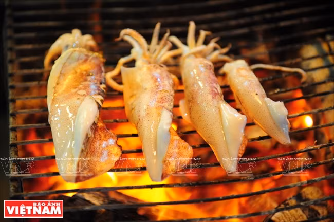 Local seafood is freshly cooked (Photo: VNA)
