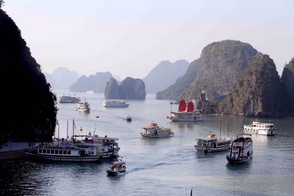 Together with the neighbouring Bai Tu Long Bay, they form a tourism complex with thousands of islands, considered among the most valuable biological and geographical assets of the country and the world (Photo VNA)