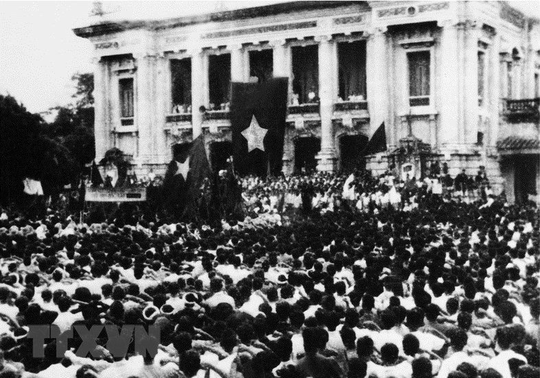 On August 19, 1945, tens of thousands of people of Hanoi and neighbouring provinces moved to the square in front of the Hanoi Opera House to show the support for the general uprising to seize power from the Japanese fascists and their puppets (Photo: VNA)