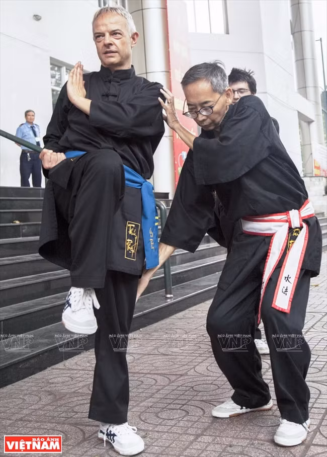 Master Huynh Chieu Duong instructs a learner (Photo:VNA)
