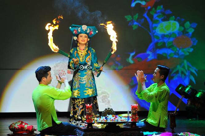 Artists perform “Tu phu” ( Four Palaces), re-enacting Vietnam’s traditional religious practice of worshipping mother goddesses which was recognized by the UNESCO as an Intangible Cultural Heritage of Humanity in 2016 (Photo: VNA)