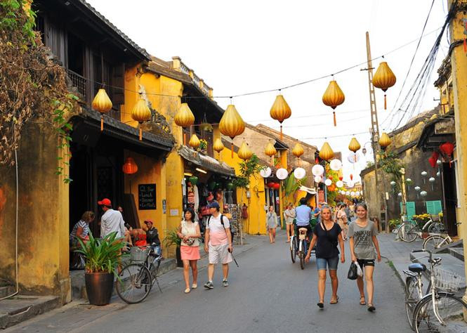 Domestic and foreign tourists visit Hoi An Ancient Town, a World Cultural Heritage Site in the central province of Quang Nam (Photo: VNA)