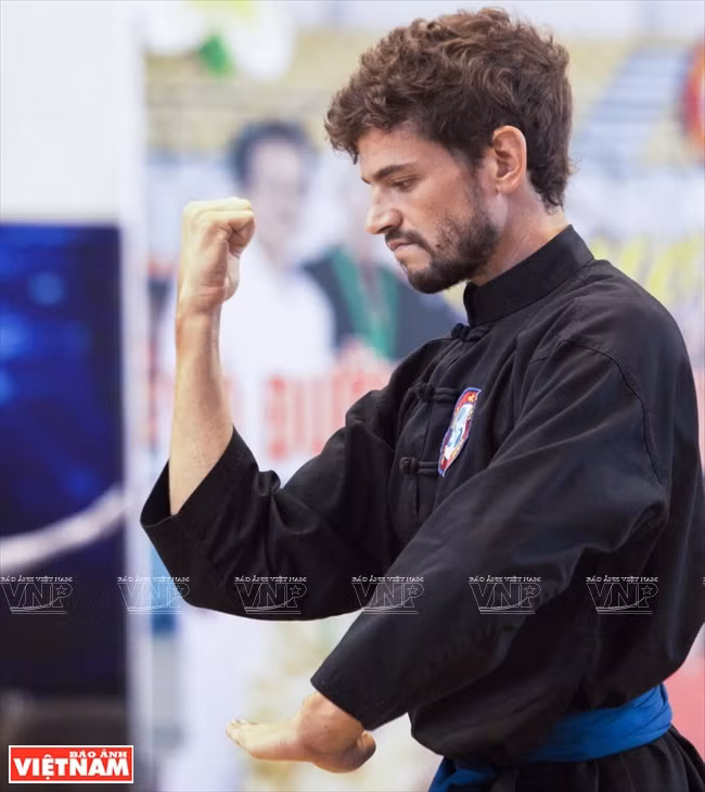 A Belgian practices basic movements (Photo: VNA)