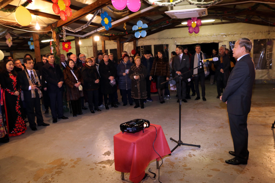  Vietnamese Ambassador to Italy Cao Chinh Thien speaks at the Tet celebration for Vietnamese expats in the country (Source: VNA)