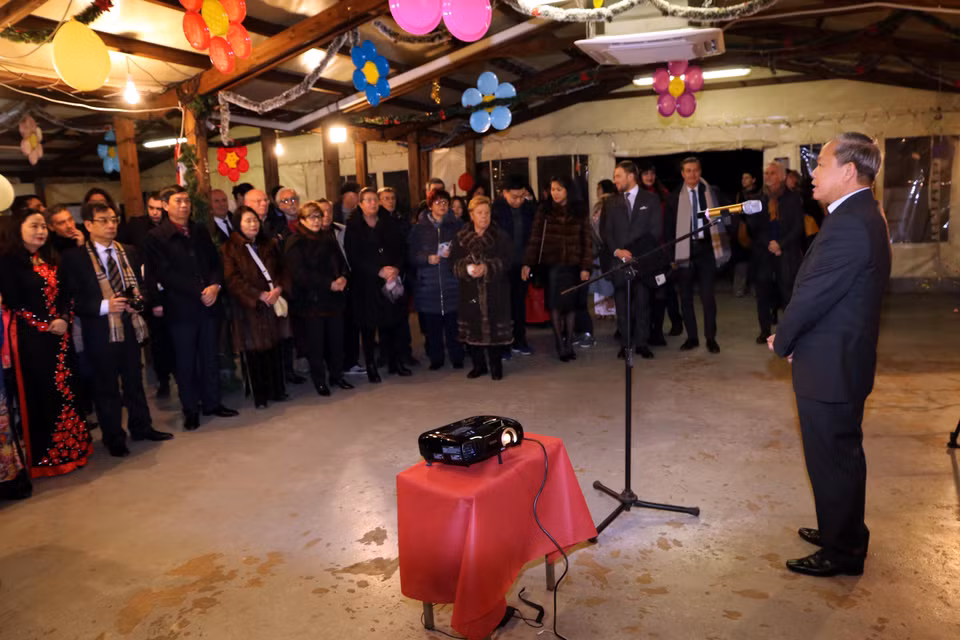  Vietnamese Ambassador to Italy Cao Chinh Thien speaks at the Tet celebration for Vietnamese expats in the country (Source: VNA)