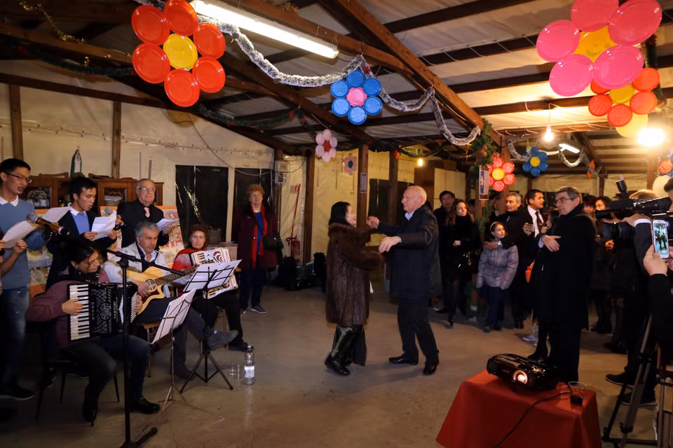 Vietnamese expats in Italy and guests join a dance. (Source: VNA)