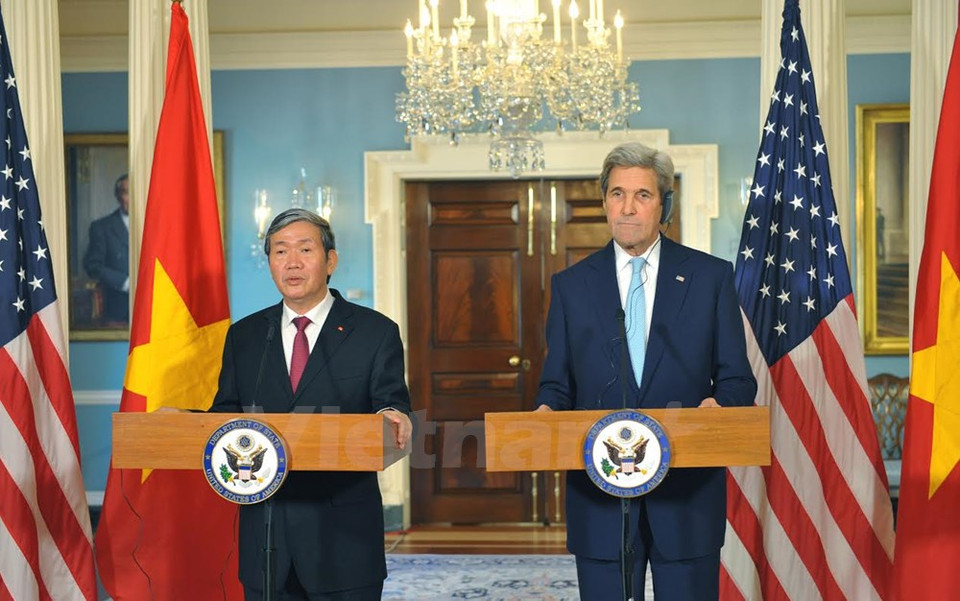 John Kerry (R) and Dinh The Huynh at the joint press conference following their talks in Washington DC on October 25 (Photo: VNA)