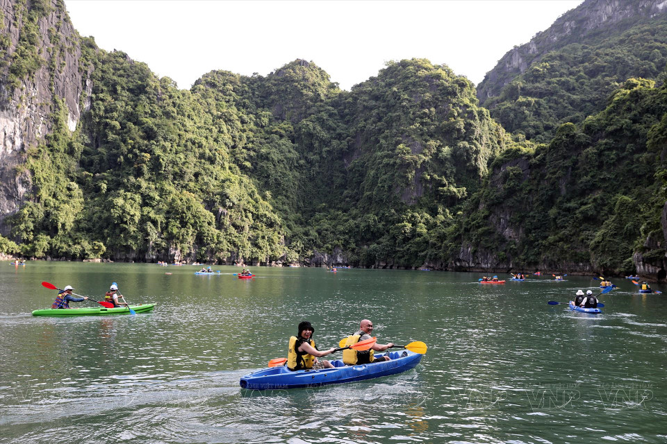 Visitors exploring Ha Long Bay by kayak will be captivated by its charming beauty. (Photo: VNP/VNA)