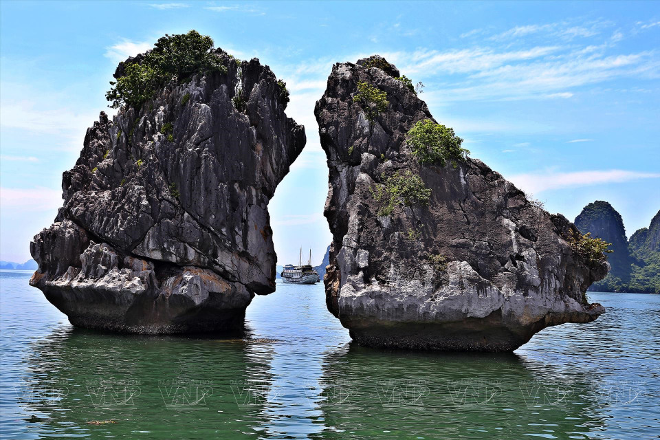 Trong Mai Islet (a pair of chickens bobbing on the water) is a symbol of Quang Ninh’s tourism sector. (Photo: VNP/VNA)