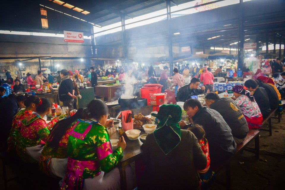 A food court in Meo Vac district serving various local dishes. (Photo: VNA)