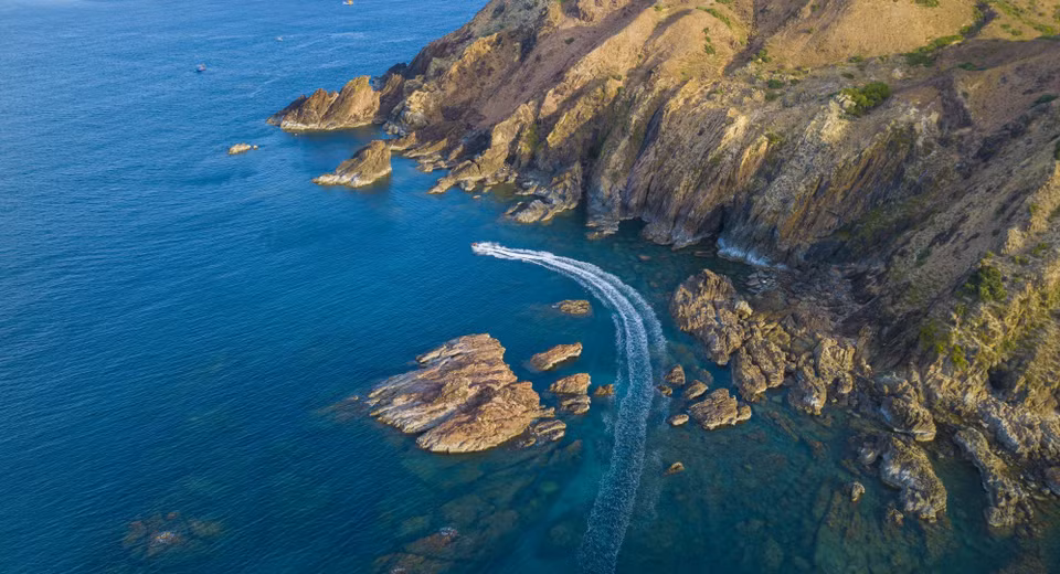 Eo Gio is among the most famous attractions in Quy Nhon, and is situated between two rocky cliffs that descend straight into the clear waters of the seas below. (Photo: VNA)