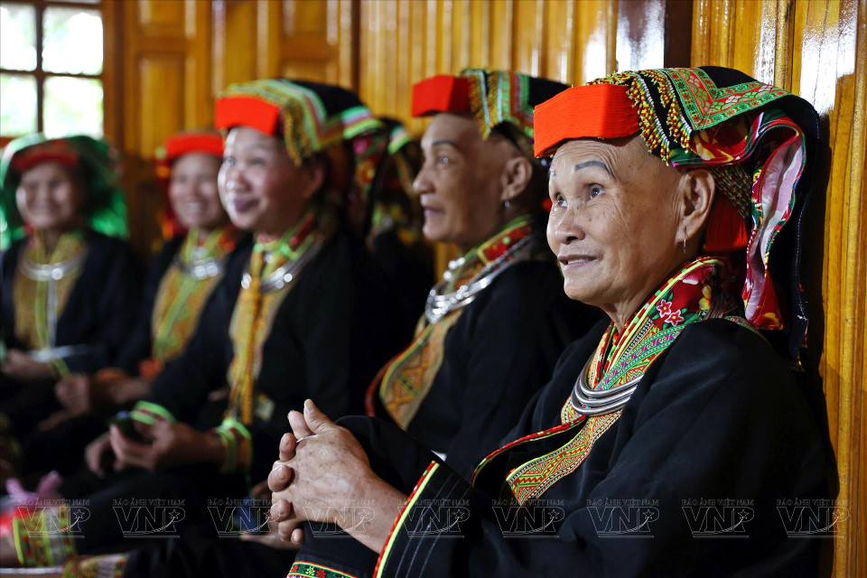 For the Dao Lo Gang people, the way they dress up and sew their outfits helps them preserve their cultural values. (Photo: VNA)