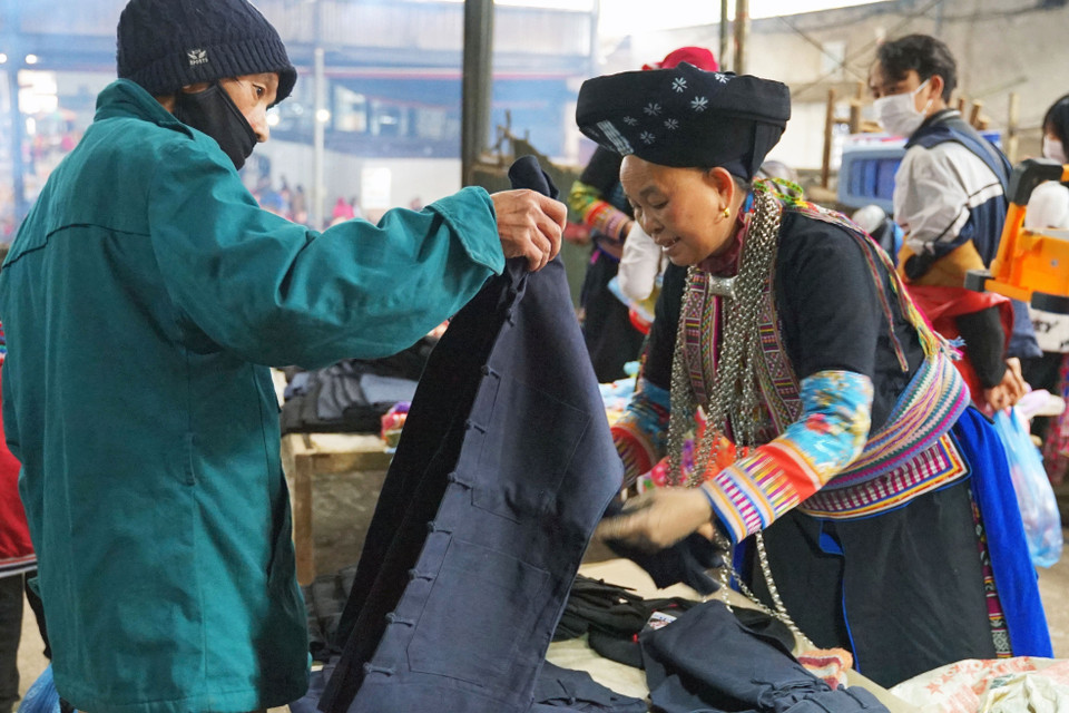 Dao ethnic minority people at the flea market (Photo: VNA)