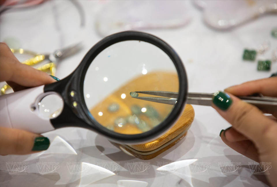 Hong Trang meticulously checks the quality of her gems. (Photo: VNP)