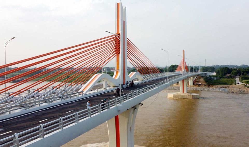 Crossing the Lo River, Vinh Phu Bridge connects Duc Bac commune in Song Lo district, Vinh Phuc province, with Viet Tri city, the provincial capital of Phu Tho province. (Photo: VNA)