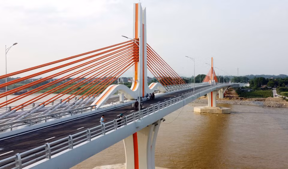 Crossing the Lo River, Vinh Phu Bridge connects Duc Bac commune in Song Lo district, Vinh Phuc province, with Viet Tri city, the provincial capital of Phu Tho province. (Photo: VNA)