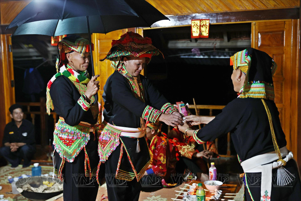 Accessories add charm to the Dao Lo Gang ethnic minorities’ traditional outfits. (Photo: VNA) 